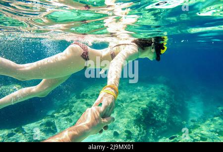 Tuba piscine couple ensemble dans la mer tropicale avec suivez-moi composition - visite-plongée dans les scénarios de plongée exotiques - Fun travel concept avec l'act Banque D'Images