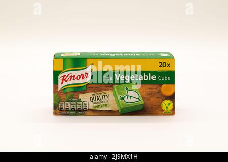 Irvine, Écosse, Royaume-Uni - 18 mai 2022 : cubes de bouillon de légumes Knorr dans une boîte en carton à fond blanc. L'emballage est recyclable et contient du sym Banque D'Images