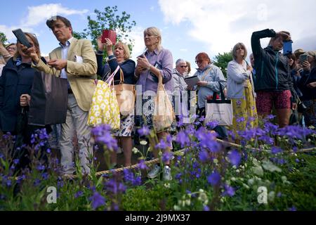 Les visiteurs prennent des photos de fleurs sur le stand du RAF Benevolent Fund au RHS Chelsea Flower Show au Royal Hospital Chelsea, Londres. Date de la photo: Mardi 24 mai 2022. Banque D'Images