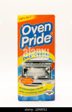 Irvine, Écosse, Royaume-Uni - 18 mai 2022 : boîte de nettoyant pour four de marque Oven Pride dans des emballages recyclables conformément aux initiatives de recyclage dans l'ensemble du Te Banque D'Images