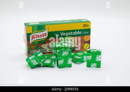 Irvine, Écosse, Royaume-Uni - 18 mai 2022 : cubes de bouillon de légumes Knorr dans une boîte en carton à fond blanc. L'emballage est recyclable et contient du sym Banque D'Images