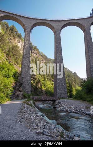 Le célèbre pont de calcaire viaduc de Landwasser près de la ville de Filisur dans le canton des Grisons, en Suisse. Banque D'Images