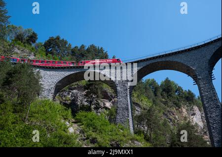 Le célèbre pont de calcaire viaduc de Landwasser près de la ville de Filisur dans le canton des Grisons, en Suisse. Banque D'Images