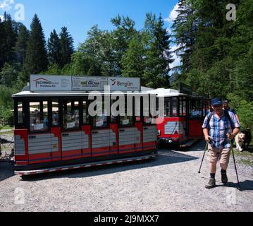 Le train Rhatische rouge près du célèbre pont de calcaire viaduc Landwasser, dans la ville de Filisur, dans le canton des Grisons, en Suisse Banque D'Images