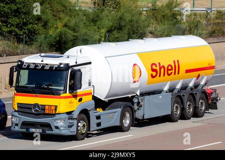 Shell Company Mercedes-Benz fuel Truck sur l'autoroute près de Francfort, Allemagne - 11 septembre 2019 Banque D'Images