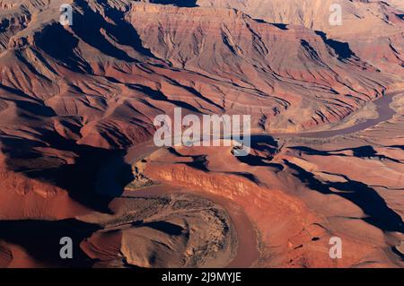 Vue aérienne panoramique de l'hélicoptère au Grand Canyon du Colorado avec le fleuve Colorado au milieu, Arizona, États-Unis Banque D'Images
