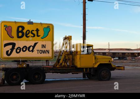 Holbrook, Arizona - 5th janvier 2022: Old Vintage grue Truck meilleure nourriture en ville signe Banque D'Images