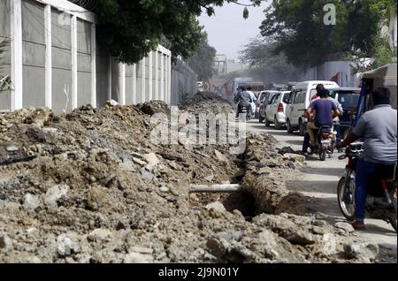 Vue des travaux de construction incomplets du système d'assainissement comme la lenteur des travaux de construction crée des problèmes pour les navetteurs et ils exigent au département concerné de terminer les travaux Dès que possible, situé à proximité du siège de l'EPI à Karachi le mardi 24 mai 2022. Banque D'Images