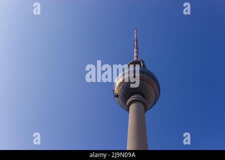 Berlin, Allemagne - 5 mai 2022. Soaring Shaft et sphère argentée de la tour de télévision Fernsehturm à Berlin. Banque D'Images