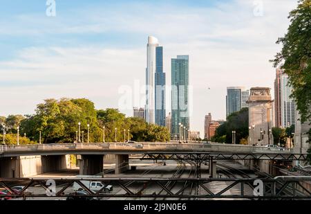 Gratte-ciels derrière le pont dans le centre-ville de Chicago, Illinois, États-Unis Banque D'Images