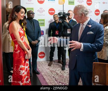 Le Prince de Galles rencontre Amal Clooney alors qu'il assiste aux dix-huitième prix Prince's Trust au Theatre Royal, Londres. Date de la photo: Mardi 24 mai 2022. Banque D'Images