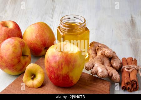 Une pomme préparée pour cuire au four entourée d'ingrédients Banque D'Images