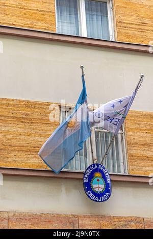 Belgrade, Serbie - 09 avril 2022 : drapeau national et armoiries de la République d'Argentine, bâtiment de l'ambassade. Banque D'Images