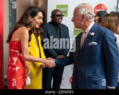 Le Prince de Galles rencontre Amal Clooney alors qu'il assiste aux dix-huitième prix Prince's Trust au Theatre Royal, Londres. Date de la photo: Mardi 24 mai 2022. Banque D'Images