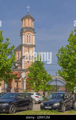 Nova Pazova, Serbie - 08 mai 2022 : Église du Vénérable Sisoje le Grand situé dans le centre-ville de la rue Njegoseva. Banque D'Images