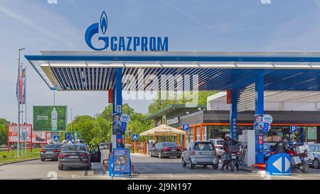 Belgrade, Serbie - 08 mai 2022: Grande station-service moderne Gazprom Neft Russian Petroleum Company. Banque D'Images