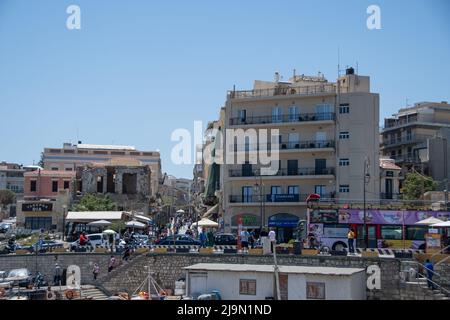 Héraklion, Grèce, 15 mai 2022, vue sur la rue commerçante bondée de la capitale crétoise d'Héraklion Banque D'Images