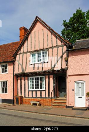 Vue sur un bâtiment à colombages classé Grade 2 dans le village médiéval bien conservé de Lavenham, Suffolk, Angleterre, Royaume-Uni. Banque D'Images