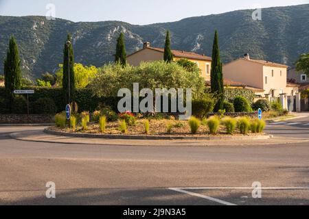 Un rond-point avec un olivier en son milieu, France Banque D'Images