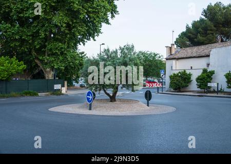 Un rond-point avec un olivier en son milieu, France Banque D'Images