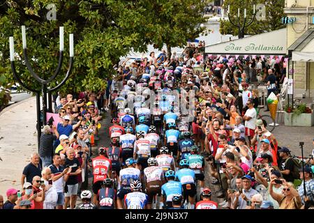 Foto Massimo Paolone/Lapresse 24 Maggio 2022 Salò, Italia sport ciclismo Giro d'Italia 2022 - edizione 105 - taya 16 - Salò - Aprica (Sforzato Wine Stage) Nella foto: la partenza della gara photo Massimo Paolone/Lapresse 24 mai 2022 Salò, Italie sport Cyclisme Giro d'Italia 2022 - 105th édition - étape 16 - de Salò à Aprica (Sforzato Wine Stage) dans le pic: Le début de la course/ (photo: La presse / PRESSINPHOTO) Banque D'Images