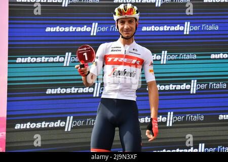 Foto Massimo Paolone/Lapresse 24 Maggio 2022 Salò, Italia sport ciclismo Giro d'Italia 2022 - edizione 105 - taya 16 - Salò - Aprica (Sforzato Wine Stage) Nella foto: CICCONE Giulio (TREK - SEGAFREDO) premio combatività photo Massimo Paolone/Lapresse 24 mai 2022 Salò, Italie sport Cyclisme Giro d'Italia 2022 - édition 105th - étape 16 - de Salò à Aprica (Sforzato Wine Stage) dans le pic: CICGIULIO (TREK - SEGAFREDO) Combativité Award/ photo: SESPESOPRES Banque D'Images