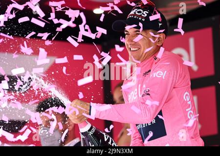 Foto Massimo Paolone/Lapresse 24 Maggio 2022 Aprica, Italia sport ciclismo Giro d'Italia 2022 - edizione 105 - taya 16 - Salò - Aprica (Sforzato Wine Stage) Nella foto: CARAPAZ Richard (INEOS GRENADIERS) maglia rosa photo Massimo Paolone/Lapresse 24 mai 2022 Aprica, Italie sport Cyclisme Giro d'Italia 2022 - édition 105th - étape 16 - de Salò à Aprica (Sforzato Wine Stage) dans le cadre de la photo: CARAPAZ Richard (INEOS GRENADIERS) maillot rose/ (photo: La Presose / SESPISO) Banque D'Images