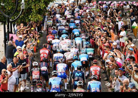 Foto Massimo Paolone/Lapresse 24 Maggio 2022 Salò, Italia sport ciclismo Giro d'Italia 2022 - edizione 105 - taya 16 - Salò - Aprica (Sforzato Wine Stage) Nella foto: la partenza della gara photo Massimo Paolone/Lapresse 24 mai 2022 Salò, Italie sport Cyclisme Giro d'Italia 2022 - 105th édition - étape 16 - de Salò à Aprica (Sforzato Wine Stage) dans le pic: Le début de la course/ (photo: La presse / PRESSINPHOTO) Banque D'Images