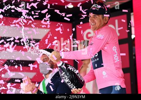 Foto Massimo Paolone/Lapresse 24 Maggio 2022 Aprica, Italia sport ciclismo Giro d'Italia 2022 - edizione 105 - taya 16 - Salò - Aprica (Sforzato Wine Stage) Nella foto: CARAPAZ Richard (INEOS GRENADIERS) maglia rosa photo Massimo Paolone/Lapresse 24 mai 2022 Aprica, Italie sport Cyclisme Giro d'Italia 2022 - édition 105th - étape 16 - de Salò à Aprica (Sforzato Wine Stage) dans le cadre de la photo: CARAPAZ Richard (INEOS GRENADIERS) maillot rose/ (photo: La Presose / SESPISO) Banque D'Images