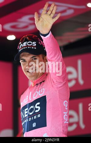 Foto Massimo Paolone/Lapresse 24 Maggio 2022 Aprica, Italia sport ciclismo Giro d'Italia 2022 - edizione 105 - taya 16 - Salò - Aprica (Sforzato Wine Stage) Nella foto: CARAPAZ Richard (INEOS GRENADIERS) maglia rosa photo Massimo Paolone/Lapresse 24 mai 2022 Aprica, Italie sport Cyclisme Giro d'Italia 2022 - édition 105th - étape 16 - de Salò à Aprica (Sforzato Wine Stage) dans le cadre de la photo: CARAPAZ Richard (INEOS GRENADIERS) maillot rose/ (photo: La Presose / SESPISO) Banque D'Images