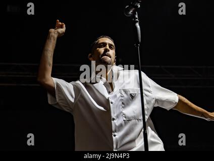 Naples, Italie. 22nd mai 2022. Mahmood, maintenant une tournée de Milan à Londres tout l'été 2022 pour promouvoir son dernier travail, Ghettolimpo à Naples, Italie, le 22 mai 2022. En l'accompagnant dans ce Tour, les musiciens Francesco Fugazza, Marcello Grillo, Elia Pastori et les choristes Marta Bersani et David Blank. (Photo de Giovanni Esposito Pacific Press/Sipa USA) crédit: SIPA USA/Alay Live News Banque D'Images