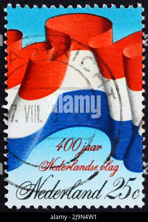 PAYS-BAS - VERS 1972: Un timbre imprimé aux pays-Bas montre le drapeau hollandais, 400th anniversaire du drapeau hollandais, vers 1972 Banque D'Images