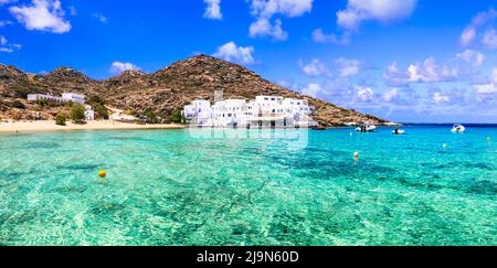 Vacances d'été grecques. Les meilleures plages de l'île d'iOS - Mylopotas avec des eaux cristallines. Creece, Cyclades Banque D'Images