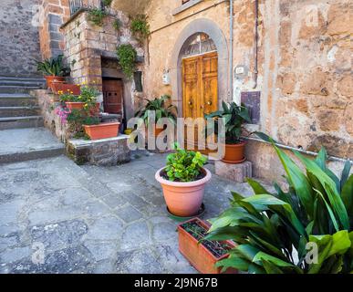 Charmantes rues étroites fleuries de villages italiens typiques. La ville fantôme de Civita di Bagnoregio, attraction touristique populaire dans la région du Latium Banque D'Images