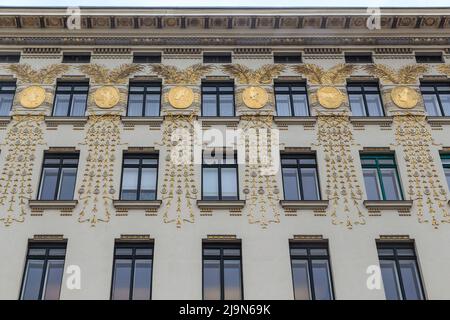 VIENNE, AUTRICHE - 22 MAI 2019 : ce sont les madellions dorés sur la façade de la Maison avec des médaillons (architecte Otto Wagner). Banque D'Images