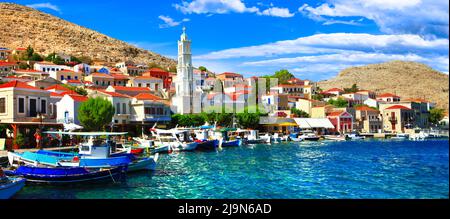 Villages de pêcheurs traditionnels de Grèce - charmante île de Simi en Dodécanèse. Vue avec des bateaux typiques et des maisons colorées Banque D'Images