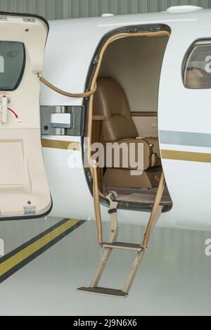 Escaliers et porte d'un petit jet privé dans hangar prêt à voler - photo de stock Banque D'Images