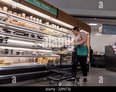Mill Creek, WA USA - vers mai 2022: Vue d'une femme qui fait du shopping dans la section des déli et des repas faciles d'une épicerie de la ville et du pays. Banque D'Images