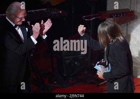 Iggy Pop (R), lauréat du prix de la musique polaire, réagit après avoir reçu le prix du roi de Suède Carl Gustaf (L) lors de la cérémonie du prix de la musique polaire au Grand Hotel de Stockholm, le 24 mai 2022. Photo: Jessica Gow / TT / Kod 10070 Banque D'Images