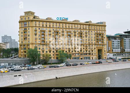 Le remblai de Smolenskaya, une vue d'un immeuble d'appartements de l'époque stalinienne construit dans le style néoclassique en 1937-1939, point de repère: Moscou, Russie - Mai 11, Banque D'Images