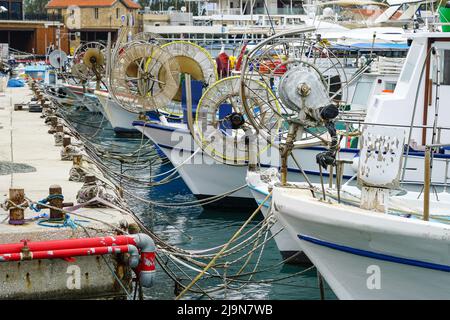 Beaucoup de petits bateaux de pêche amarrés dans le port méditerranéen de Paphos, Chypre Banque D'Images