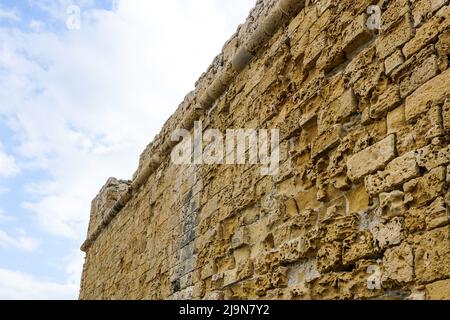un fragment d'un ancien mur de grès de la forteresse avec des briques qui s'écroulent et craquées Banque D'Images