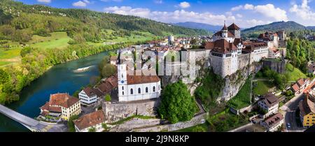 Voyages et sites touristiques en Suisse. Aarburg vue aérienne. Vieille ville médiévale avec un impressionnant château et une cathédrale sur la roche. Canton d'Argovie, Bern provincic Banque D'Images