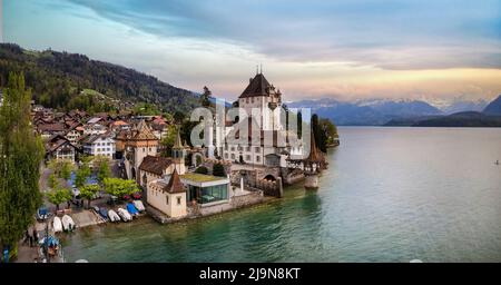 Vue aérienne du château romantique d'Oberhofen au coucher du soleil. Lac Thun pittoresque, Suisse. Banque D'Images