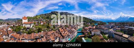 Splendide panorama aérien de la vieille ville de Thun avec château médiéval et montagnes des Alpes en arrière-plan. Incroyable belle Suisse. Banque D'Images