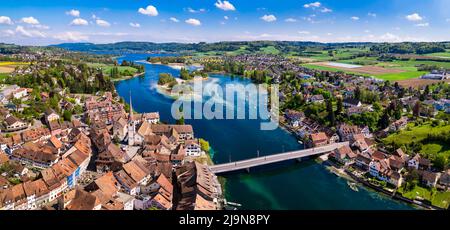 Vue panoramique aérienne de la belle vieille ville de Stein am Rhein en Suisse frontière avec l'Allemagne. Destination touristique populaire Banque D'Images