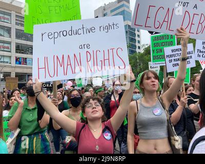 Des centaines de personnes se rallient à Union Square Park à New York le samedi 14 mai 2022 avant de marcher jusqu'à Foley Square et de rejoindre les milliers qui y faisaient leur rallye. Des manifestants pro-choix se sont rassemblés à travers les États-Unis contre le renversement prévu de Roe c. Wade.(© Frances M. Roberts) Banque D'Images