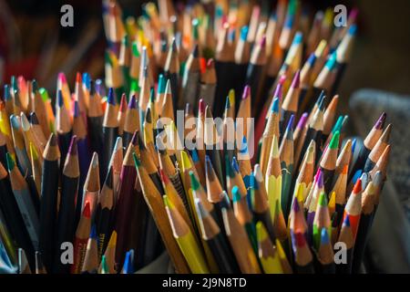 Une collection de crayons de couleur artistsÕ dans un studio à New York le mardi 17 mai 2022. (© Richard B. Levine) Banque D'Images