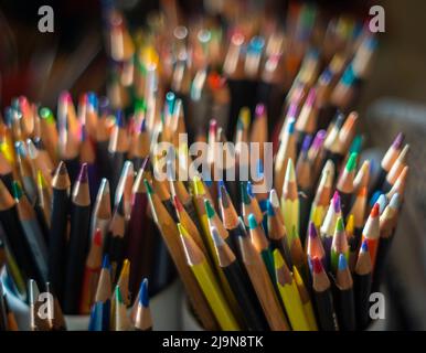 Une collection de crayons de couleur artistsÕ dans un studio à New York le mardi 17 mai 2022. (© Richard B. Levine) Banque D'Images