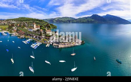 Vue imprenable sur le lac Thun et le village de Spiez avec château médiéval et vieille ville des alpes dans le canton de Berne en Suisse Banque D'Images